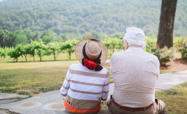 4 Reasons Why Simply Being Present Brings Comfort To Your Elderly Relatives